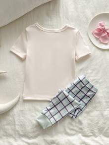 Genkimix Kids 2-teiliges Baby Mädchen Pyjama Set mit kurzärmeliger Rundhals-Bluse und langer Hose. Leichter, weicher Strick-Pyjama in Apricot und Hellgrün mit niedlichem Cartoon-Hasen, Mond und Wolken Grafik-Muster sowie blau-rosa kariertem Muster. Bequeme Nachtwäsche für den lässigen Frühlings-/Herbstschlaf. - Grün - Übersicht 2