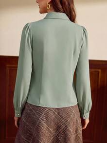 Vintamour Áo sơ mi nữ cổ điển thanh lịch, viền tương phản, nơ, xếp ly, cài nút, kiểu dáng thường ngày, thích hợp cho công sở, nghỉ mát, mùa thu, trang phục mùa thu cho nữ, trang phục mùa thu cho nữ, trang phục mùa thu cho nữ, trang phục mùa đông cho nữ, quần áo mùa đông cho nữ, trang phục Giáng sinh cho nữ, trang phục Giáng sinh cho nữ, áo kiểu thanh lịch cho nữ. - Màu xanh Ô liu - Xem 2