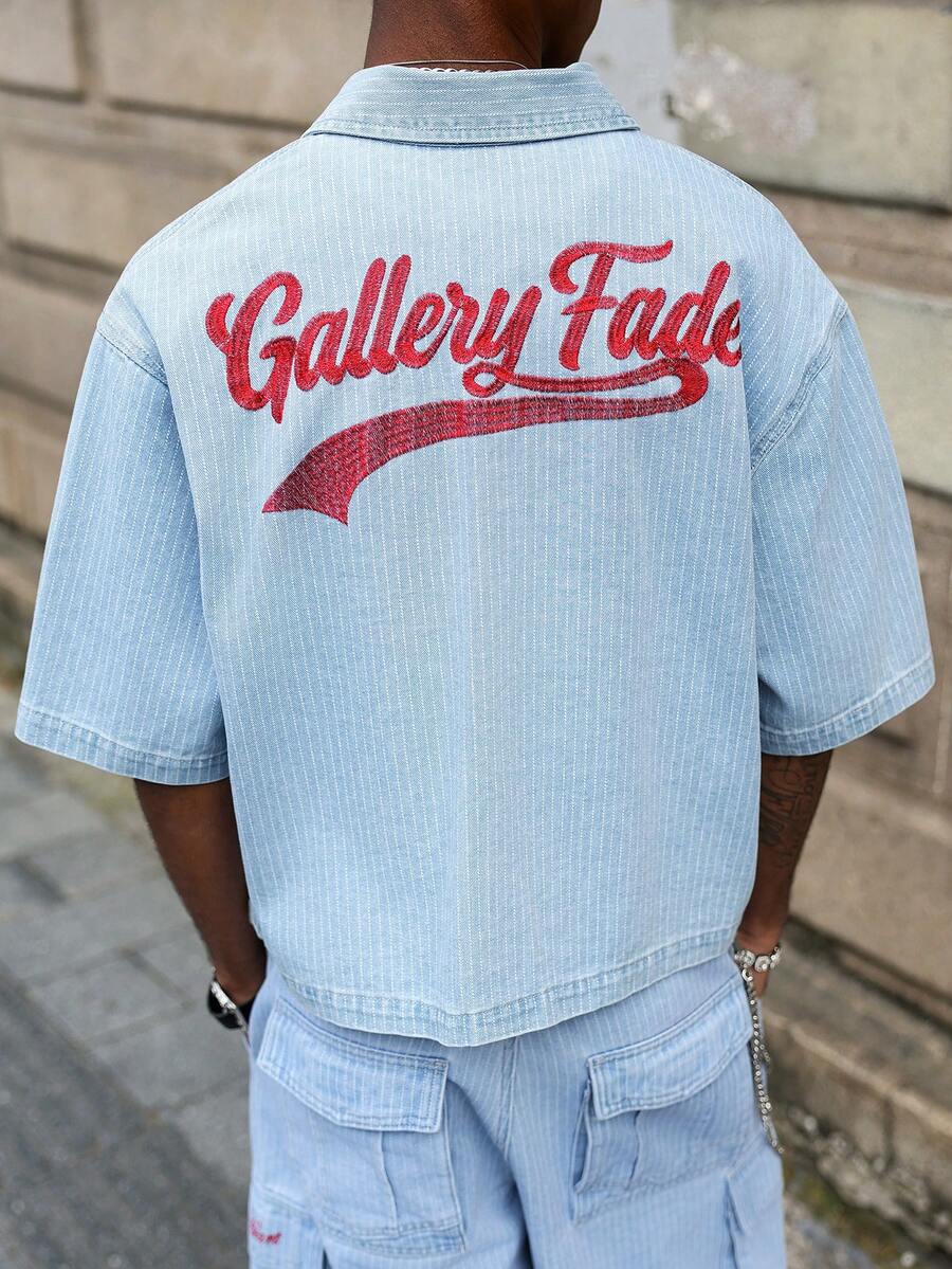 GALLERY FADE Áo sơ mi nam tay ngắn denim xanh kẻ sọc thêu họa tiết, phong cách đường phố. - Rửa nhẹ - Xem 1