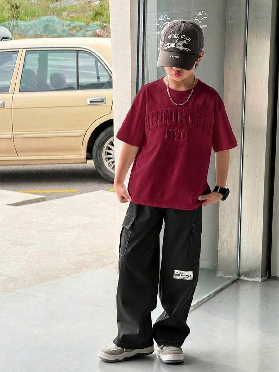 SHEIN Little Byeori 两件套男童套装:压纹字母图案圆领短袖T恤,带工装口袋;撞色长裤;适合春夏休闲、运动、度假、上学、聚会等场合,时尚百搭。 - 酒紅色 - 查看 1