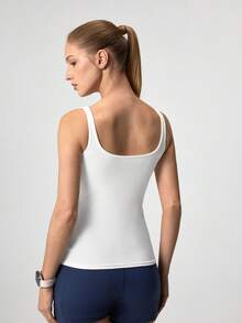Loungeista Camiseta de tirantes de mujer de hilo de punto blanco, camiseta de tirantes con escote cuadrado y espalda descubierta, sección delgada con sujetador incorporado, camiseta de sujetador de moda simple y casual, personalizada, para compras, fiestas en casa, con tirantes, top para hacer ejercicio - Blanco - Ver 2