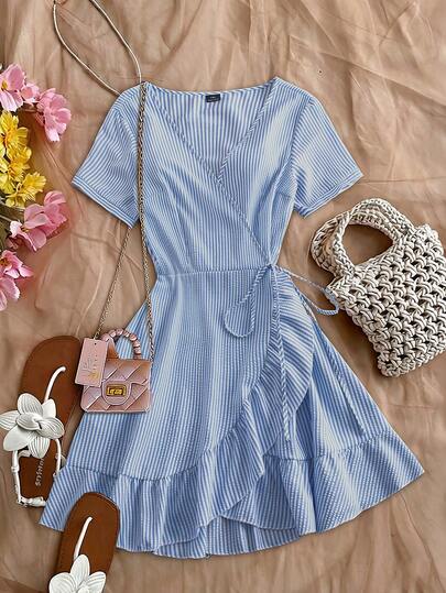 GlowEve CURVE Vestido mini elegante y casual para vacaciones de mujer talla grande con cuello en V a rayas azul y blanco, manga corta, lazo en la cintura, corte evasé y volante asimétrico en el bajo