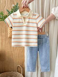 SHEIN Vintaside Kids 男童夏季百搭休闲针织提花橙蓝珍珠色撞色V领短袖简约上衣，搭配清爽水洗牛仔直筒裤，两件套组合。宽松版型，适合日常穿着、参加派对、家庭露营旅行、用餐或购物等场合。 - 彩色 - 查看 4