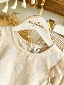 Elladie kids 女童（小号）春夏休闲简约韩版两件套。编织花卉印花纹理面料。白色无袖圆领上衣，后背纽扣开襟设计，搭配同色系休闲裤。适合年轻女孩，韩版简约风格，可爱又淑女，适合日常、上学、外出、聚会、度假等休闲场合穿着。春夏必备单品。 - 卡其色 - 查看 4