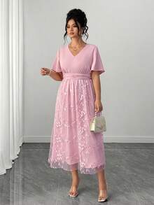Elenzga Vestido casual de manga corta elegante para vacaciones con cuello en V, diseño de cintura fruncida, volantes en las mangas, parche de malla con estampado floral y corte evasé para mujer de talla grande - Rosa - Ver 5