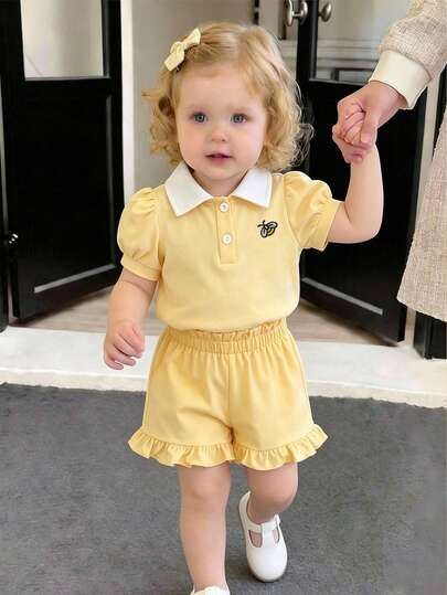 SHEIN 女婴甜美公主风黄色polo衫短袖套装，白色领子拼接刺绣蜜蜂荷叶边短裤，休闲T恤两件套，春秋季