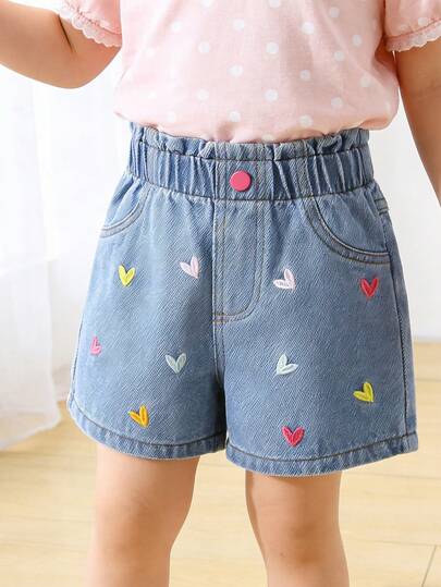 SHEIN Playful Pals Quần short denim màu xanh nhạt kiểu vintage thời trang và dễ thương cho bé gái, thêu hình trái tim nhiều màu sắc, dáng rộng thẳng, chất vải mềm mại và thoải mái, thích hợp mặc hàng ngày.