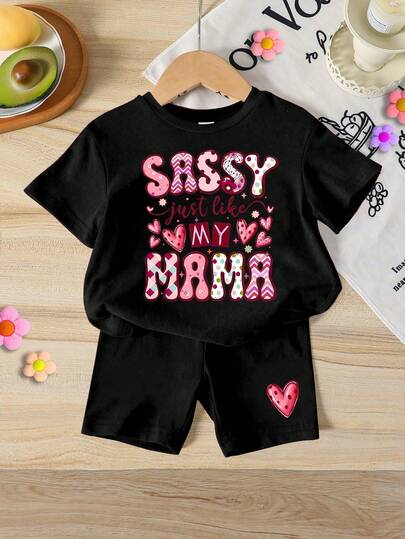 SHEIN GraphicGems 一套女童休闲可爱英文印花短袖T恤和短裤套装，适合夏季外出穿着