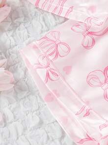 Conjunto de pijama infantil feminino, tecido de cetim macio, blusa de manga curta e shorts com laço charmoso e estampa, roupa de dormir confortável. - Multicolorido - Ver 9