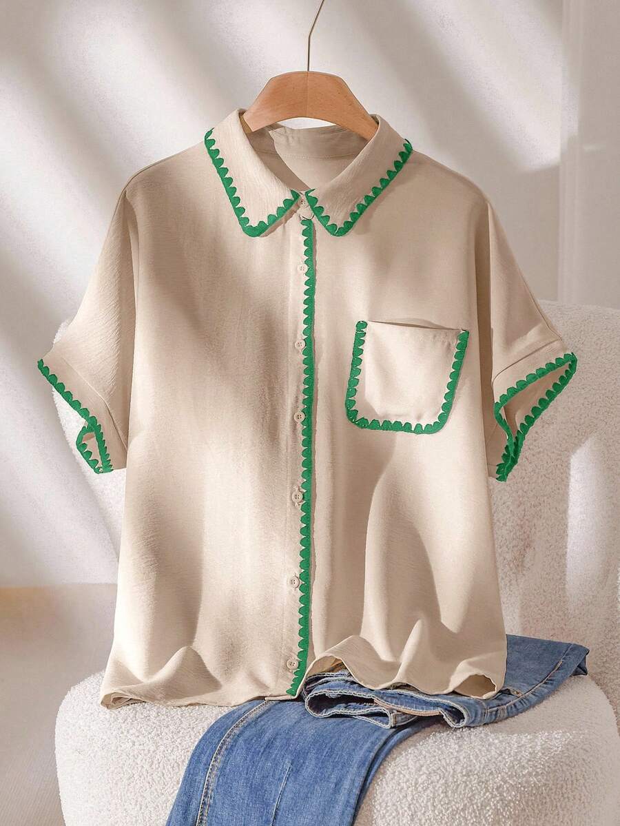 CosyJoli 大码休闲撞色滚边前扣口袋短袖衬衫 - 杏色 - 查看 1