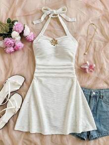 SHEIN 这款少女吊带连衣裙采用竖条纹褶皱面料，露肩设计，饰以金色花朵，面料柔软舒适，适合夏季穿着。修身褶皱剪裁，优雅的装饰使其适合日常或轻度社交场合，穿着舒适不紧绷，易于搭配和保养，打造甜美温柔的少女形象。 - 白色 - 查看 1