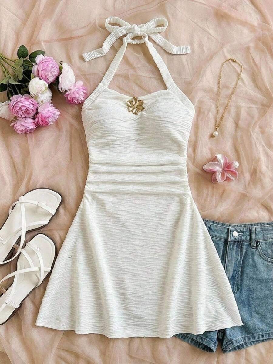 SHEIN 这款少女吊带连衣裙采用竖条纹褶皱面料，露肩设计，饰以金色花朵，面料柔软舒适，适合夏季穿着。修身褶皱剪裁，优雅的装饰使其适合日常或轻度社交场合，穿着舒适不紧绷，易于搭配和保养，打造甜美温柔的少女形象。 - 白色 - 查看 1