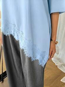 SHEIN LUNE 女士休闲纯色不对称下摆蕾丝拼接T恤，春夏日常基本款 - 淺藍色 - 查看 8