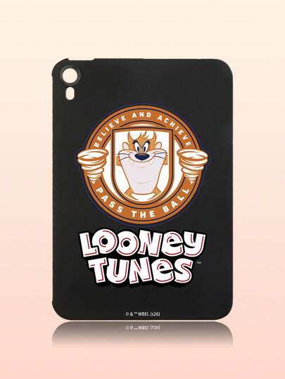 LOONEY TUNES X SHEIN 1 Ốp iPad màu đen | Thiết kế Taz của Warner Bros. Looney Tunes, Ốp iPad cao cấp này có hình ảnh biểu tượng Quỷ Tasmania (Taz) với thiết kế huy hiệu thể thao, cổ điển. Được làm từ chất liệu chống sốc, nó bảo vệ iPad của bạn khỏi trầy xước, rơi vỡ và hao mòn hàng ngày đồng thời thể hiện tình yêu của bạn dành cho các phim hoạt hình kinh điển. Với các đường cắt chính xác cho tất cả các cổng và camera, nó kết hợp hoàn hảo giữa phong cách, khả năng bảo vệ và chức năng. Một vật dụng không thể thiếu cho người hâm mộ Looney Tunes và những người yêu thích thể thao!