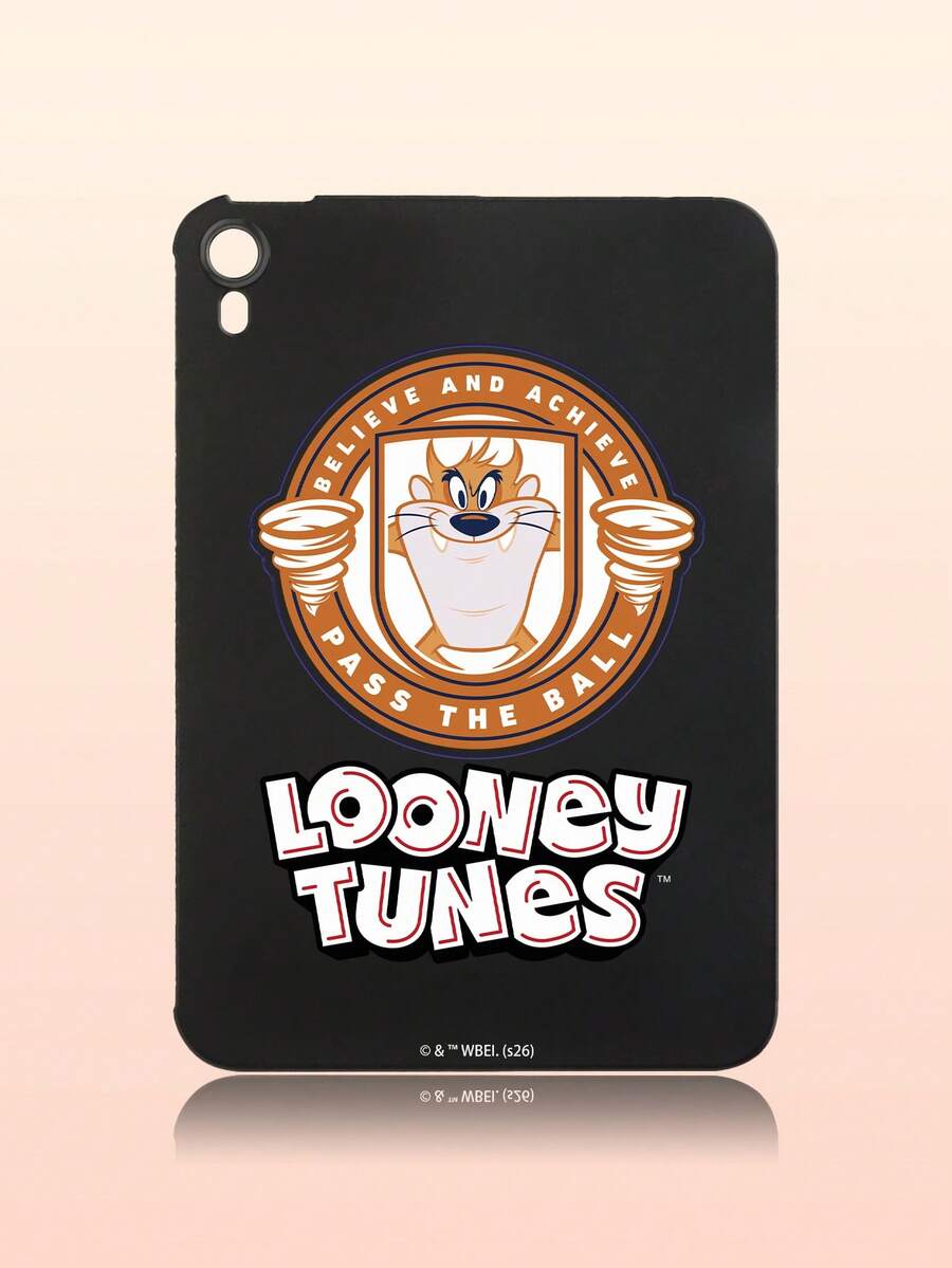 LOONEY TUNES X SHEIN 黑色 iPad 保护壳 | 华纳兄弟乐一通塔斯马尼亚恶魔设计，这款优质 iPad 保护壳采用运动复古的徽章设计，饰有标志性的塔斯马尼亚恶魔（Taz）。采用吸震材料制成，可保护您的 iPad 免受刮擦、跌落和日常磨损，同时展现您对经典卡通的热爱。所有端口和摄像头均有精准的开孔，完美融合了时尚、保护和功能性。乐一通粉丝和体育爱好者的必备之选！ - 黑色 - 查看 1