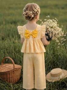 SHEIN Vintaside Kids 两件套女婴套装，雏菊印花上衣和裤子，饰有3D蝴蝶结，荷叶边袖口设计，适合户外穿着。 - 黃色 - 查看 2
