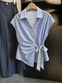 SHEIN Franclia 女士时尚优雅不对称下摆蝴蝶结衬衫，蓝色系带衬衫，系带衬衫，优雅夏季衬衫，条纹蓝衬衫 - 藍色 - 查看 1