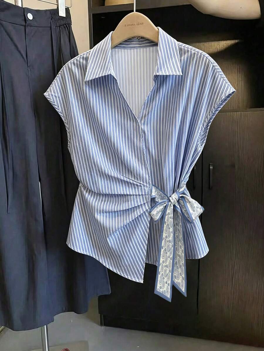 SHEIN Franclia 女士时尚优雅不对称下摆蝴蝶结衬衫，蓝色系带衬衫，系带衬衫，优雅夏季衬衫，条纹蓝衬衫 - 藍色 - 查看 1