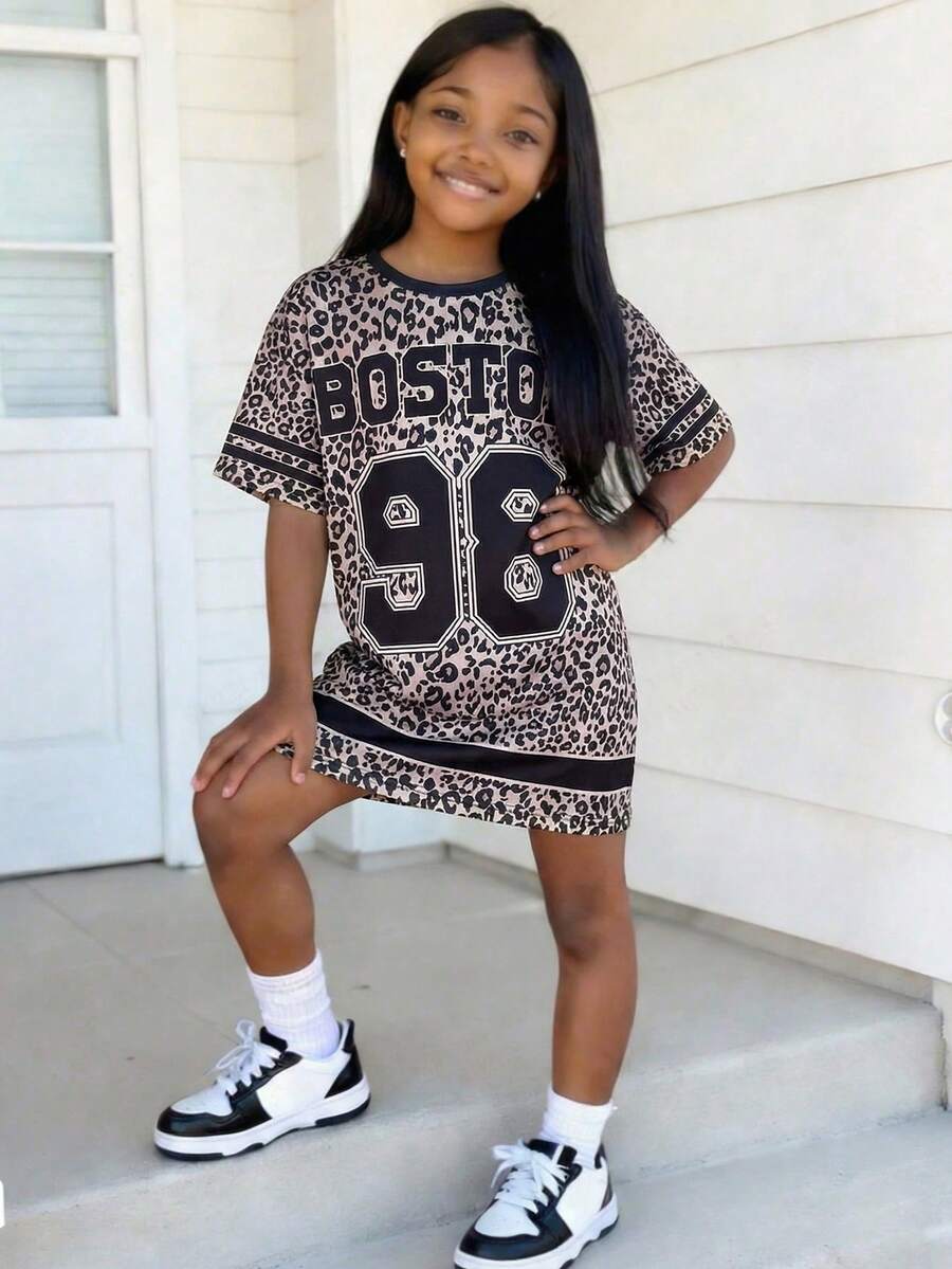 年轻女孩时尚街头圆领数字印花连衣裙，玫瑰红和黑色 - 彩色 - 查看 1