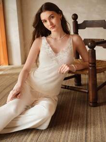 MOTF PREMIUM Bộ đồ ngủ nữ phối ren tương phản gồm áo tank top và quần dài. - Màu be - Xem 1