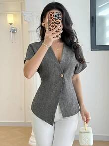 Modelyn 女士纯色V领纽扣短袖衬衫，带腰部收紧金属扣 - 灰色 - 查看 6