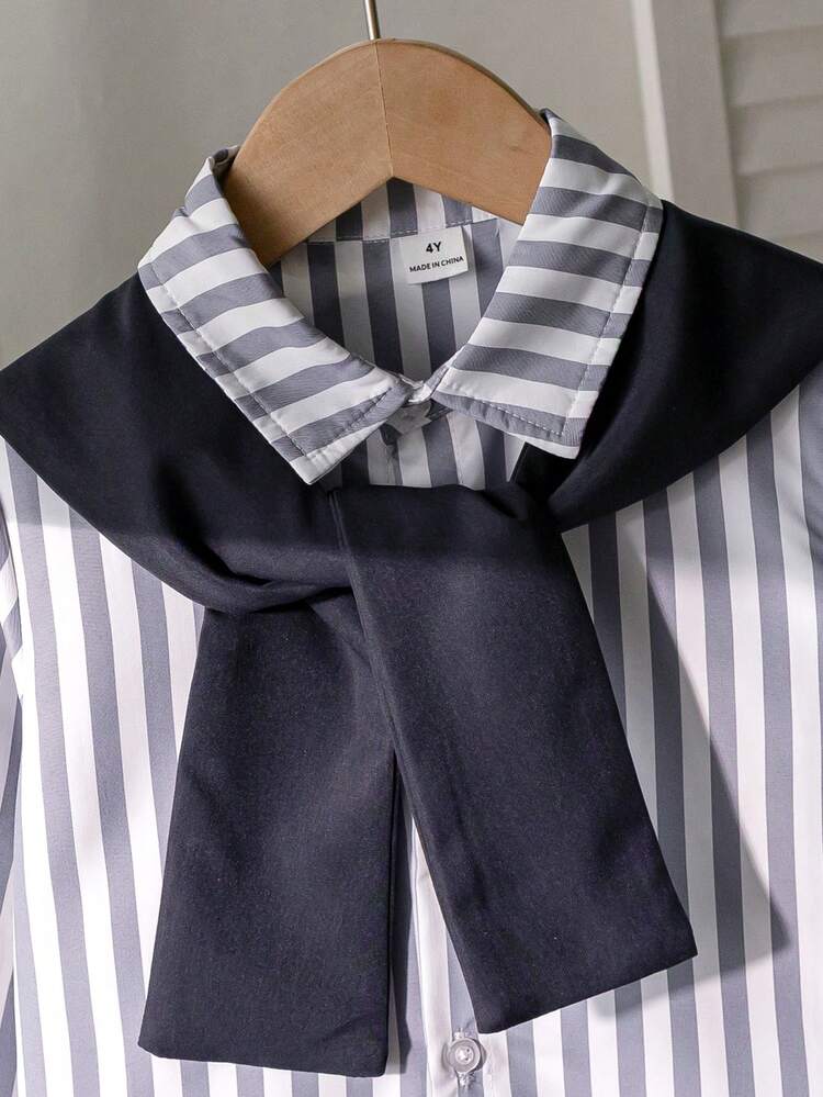 SHEIN قميص أكمام طويلة مخطط كلاسيكي وكاب للأولاد الصغار، بنطلون بدلة أزرق داكن، رجل أنيق عصري، مناسب لحفلة عيد الميلاد، حفلة مسائية، حفل زفاف، المعمودية، موسم العودة للمدرسة، موسم الرياضة - رمادي غامق - مشاهدة 3