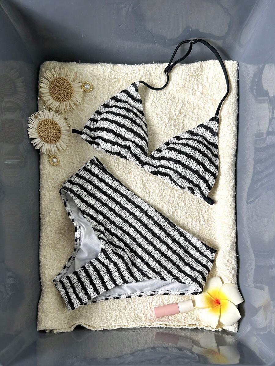 SHEIN 少女比基尼套装:可爱简约的黑白条纹泳衣套装,采用特殊面料,黑白条纹印花。两件套设计,包括三角上衣和三角泳裤。时尚、休闲、优雅,适合游泳、夏季度假、海滩、泳池、夏季派对、休闲放松等场合。高腰比基尼套装,两件式泳衣,青少年两件套泳装,可爱少女比基尼,高腰度假两件套泳衣,青少年两件套泳装,夏季两件套泳衣,夏季服装,夏季泳装,春夏精选,夏季度假服装,少女两件套泳衣。 - 黑與白 - 查看 1