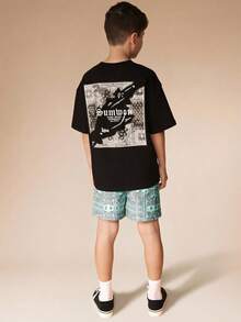 SUMWON Conjunto de verano informal de dos piezas con camiseta de manga corta con cuello redondo y estampado gráfico, y pantalones cortos con estampado de paisley para niños - Negro - Ver 1