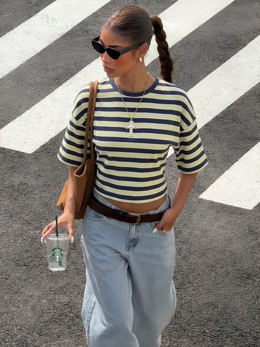 Muchica 休闲简约运动街头风百搭派对机场穿搭，蓝黄条纹学院风印花图案，音乐节穿搭，女士夏季穿搭，圆领收腰女式T恤 - 彩色 - 查看 1