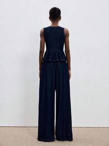 ATUI Studio Bộ đồ nữ gồm áo không tay cổ chữ V viền bèo và quần jeans ống rộng. - Màu xanh hải quân - Xem 3