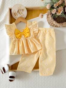 SHEIN Vintaside Kids 两件套女婴套装，雏菊印花上衣和裤子，饰有3D蝴蝶结，荷叶边袖口设计，适合户外穿着。 - 黃色 - 查看 4