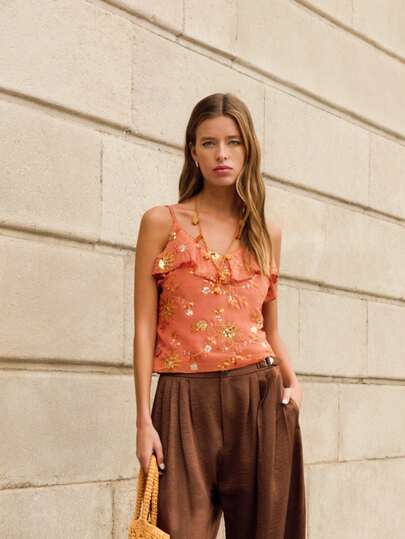 Nöista Áo hai dây màu cam thêu họa tiết, điểm xuyết bèo nhún, thêu hoa và đính sequin tinh tế. Được làm từ chất liệu chiffon nhẹ, rất phù hợp cho mùa hè, lý tưởng cho đi biển, nghỉ mát hoặc các lễ hội.