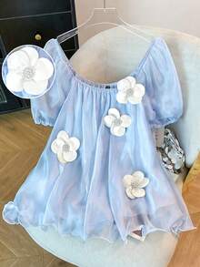 GlowEve CURVE 新款大码女式短袖上衣，采用纯净、温柔又不失性感的露肩设计。饰有法式复古立体花卉图案，优雅的波浪荷叶边下摆，纯色设计，青春洋溢，宽松版型。 - 藍色 - 查看 1