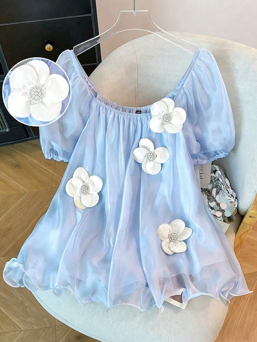 GlowEve CURVE 新款大码女式短袖上衣，采用纯净、温柔又不失性感的露肩设计。饰有法式复古立体花卉图案，优雅的波浪荷叶边下摆，纯色设计，青春洋溢，宽松版型。 - 藍色 - 查看 1