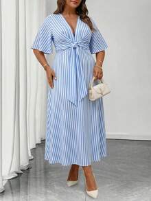 SHEIN Clasi 大码女士优雅日常V领荷叶边短袖系腰A字长裙 - 藍白色 - 查看 6