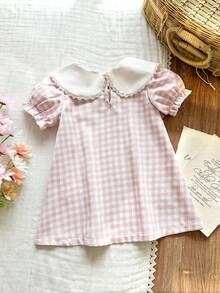 SHEIN Vintaside Kids Vestido casual de manga corta con cuello de volantes, estampado a cuadros y de conejo de dibujos animados para niña bebé - Rosa - Ver 2