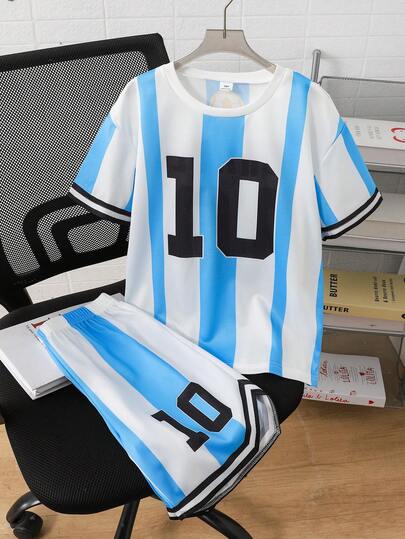 男童春夏短袖T恤短裤套装（两件套），蓝白配色，印有足球和数字图案，活力运动街头风，适合休闲和运动场合，柔软舒适的夏季运动服。