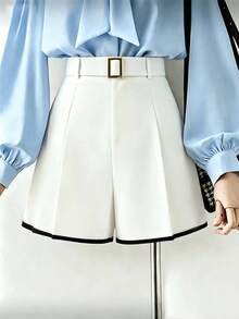 GlowEve Pantalones cortos elegantes blancos para mujer con ribete de color contrastante, diseño de cinturón en la cintura, pantalones cortos casuales para vacaciones - Blanco - Ver 1