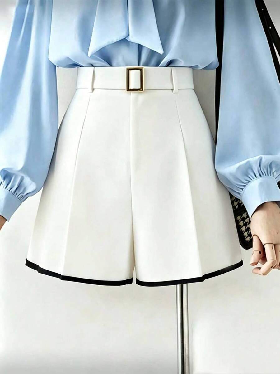 GlowEve Pantalones cortos elegantes blancos para mujer con ribete de color contrastante, diseño de cinturón en la cintura, pantalones cortos casuales para vacaciones - Blanco - Ver 1