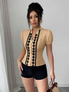 Elenzga 女款黑色花卉夏季休閒優雅上班襯衫，杏色領口泡泡袖對比荷葉邊紋理短袖上衣，適合日常穿著與派對 - 卡其色 - 查看 4