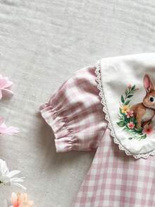 SHEIN Vintaside Kids Vestido casual de manga corta con cuello de volantes, estampado a cuadros y de conejo de dibujos animados para niña bebé - Rosa - Ver 6