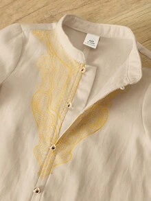 SHEIN 新生男宝宝巴洛克金色花卉图案立领长袖连体衣，适合正式场合、生日派对、锐舞派对、盛会、演出、婚礼、满月庆祝、洗礼和一周岁生日派对。 - 卡其色 - 查看 8