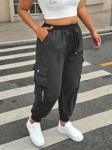 Muchica Pantalones cargo de talla grande con bolsillo con solapa y cintura con cordón en gris oscuro - Gris Oscuro - Ver 1