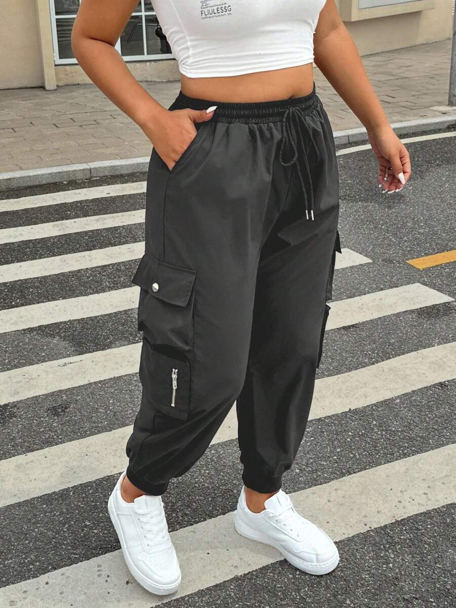 Muchica Pantalones cargo de talla grande con bolsillo con solapa y cintura con cordón en gris oscuro - Gris Oscuro - Ver 1