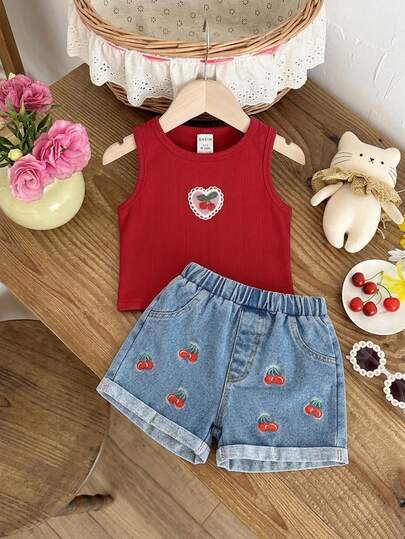 SHEIN Playful Pals Bộ đồ 2 món cho bé gái gồm áo tank top trắng in hoa và quần short denim xanh rộng rãi thoải mái, kiểu dáng giản dị và dễ thương.