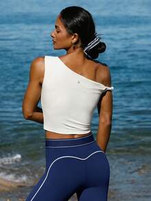 GLOWMODE FeatherFit™ 阳光浸润般柔软吸汗中长款带垫露肩单肩扭结侧边短款上衣，适合假日、度假、夏季日常休闲穿着 - 白色 - 查看 3