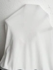 Elenzga Camiseta de mujer talla grande con estilo francés, de hombros descubiertos y manga corta, en color bloque negro y blanco con botones metálicos, ajustada y ceñida que revela los hombros, para usar en citas de verano - Blanco - Ver 8