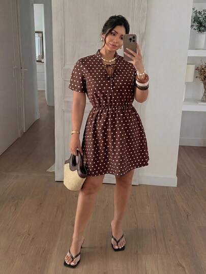 Lounesse Đầm chấm bi xếp ly dáng casual tối giản dành cho nữ cỡ lớn, thích hợp dự tiệc và đi chơi.