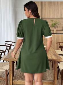 SHEIN LUNE 大尺碼女款休閒度假圓領泡泡袖A字短洋裝，春夏款 - 軍綠色 - 查看 2