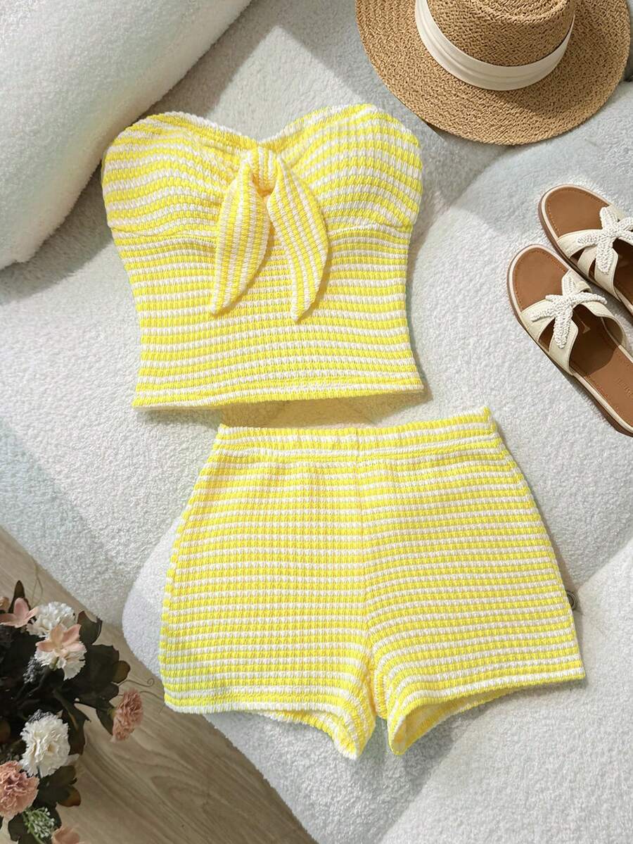 SHEIN 青少年女孩春夏休閒度假黃色與白色條紋針織3D蝴蝶結扭轉式抹胸背心與配套短褲2件套,海灘度假條紋套裝 - 黃色 - 查看 1